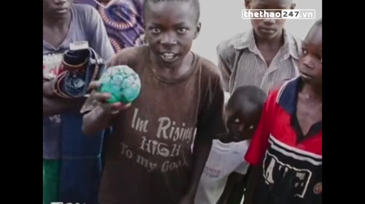 VIDEO: Cách thỏa mãn niềm đam mê bóng đá của trẻ em Châu Phi