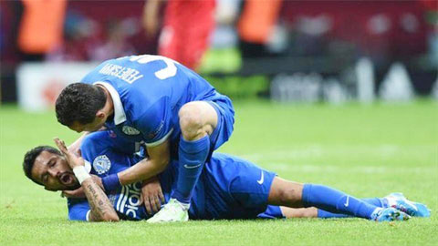 VIDEO: Cầu thủ Dnipro suýt thiệt mạng trong trận chung kết Europa League