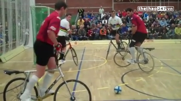 VIDEO: Đẳng cấp đá bóng bằng xe đạp