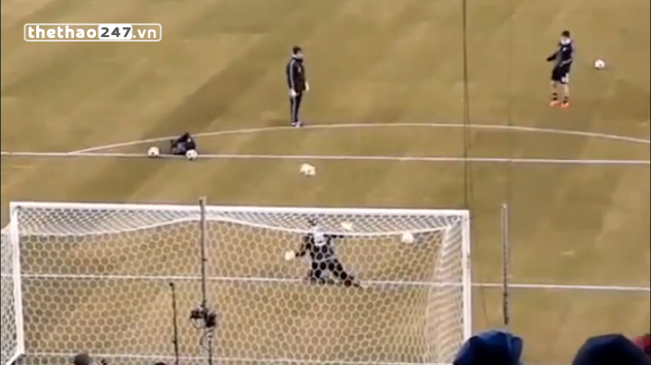 VIDEO: 'Siêu nhân' Messi ghi 2 bàn thắng từ 1 cú sút