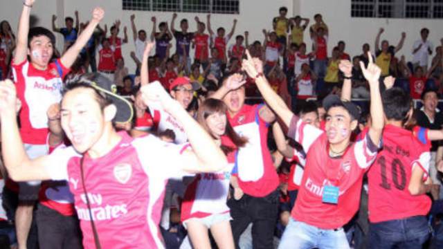 VIDEO: Fan Arsenal mở hội đón chiếc cúp FA thứ 12 vào phòng truyền thống