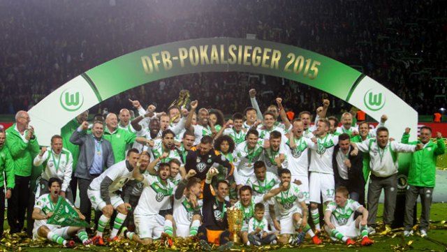 VIDEO: Wolfsburg ăn mừng chức vô địch Cúp Quốc gia Đức 2014/15