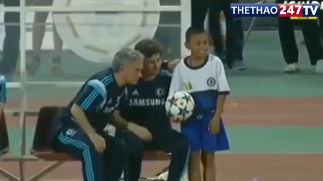 VIDEO: HLV Mourinho chụp ảnh cùng cậu bé nhặt bóng ở Thái Lan