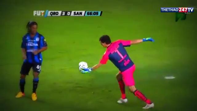VIDEO: Ronaldinho 'dính' thẻ vì bàn thắng ăn cắp trứng gà ở Mexico