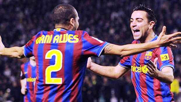 Xavi ngạc nhiên khi Alves ở lại Barca