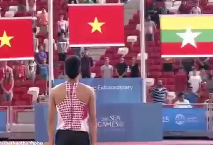 Video SEA Games 28: VĐV Việt Nam dừng thi đấu để chào cờ khi Quốc ca vang lên