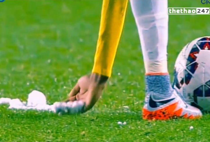 VIDEO: Neymar nhận thẻ vàng vì lỗi ngớ ngẩn