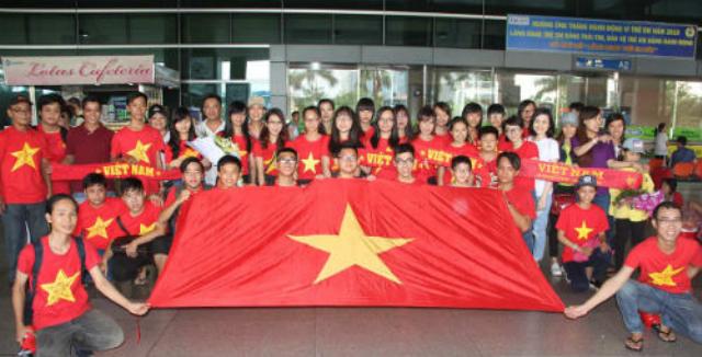 VIDEO: CĐV nồng nhiệt chào đón U23 Việt Nam về nước