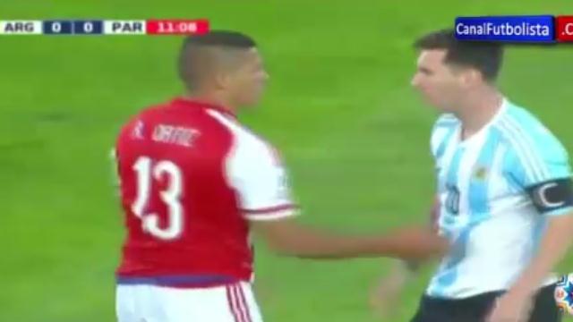 VIDEO: Tình huống Messi chửi thề với đối phương sau khi bị phạm lỗi​
