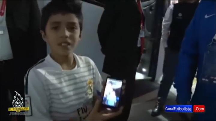 VIDEO: Fan nhí phát khóc khi được chụp ảnh cùng thần tượng Rodriguez