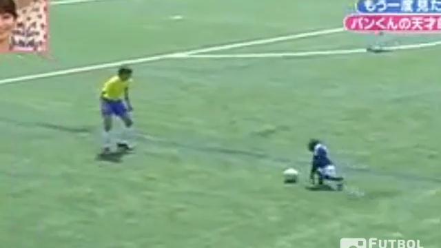 VIDEO: Chú khỉ với khả năng đi bóng và xỏ háng đối phương như... Messi