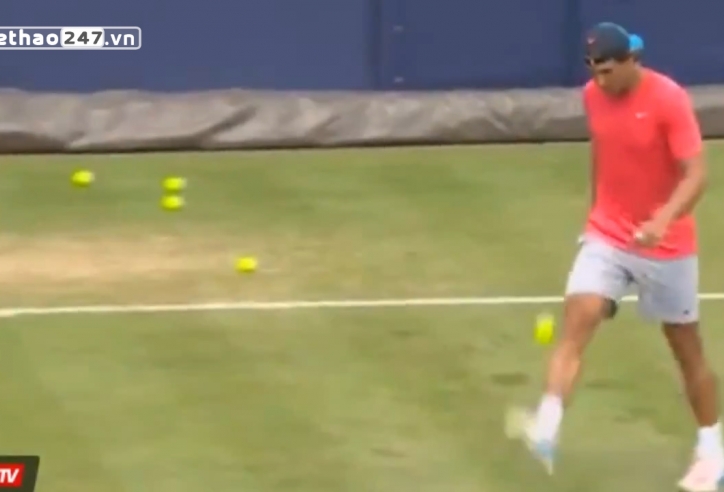 VIDEO: Ông vua sân đất nện trổ tài tâng bóng... tennis