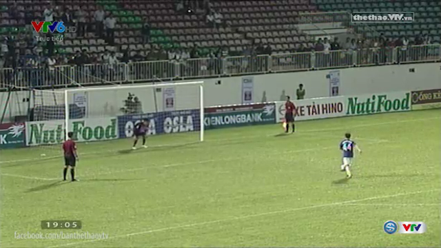 VIDEO: Công Phuợng từ bỏ panenka, sút penalty không cần đà ở cúp QG