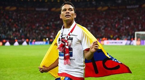 Liverpool và M.U cạnh tranh quyết liệt giành Bacca