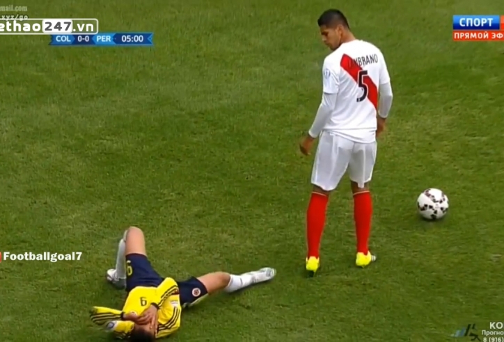 VIDEO: Radamel Falcao ăn vạ lộ liễu trong trận gặp Peru