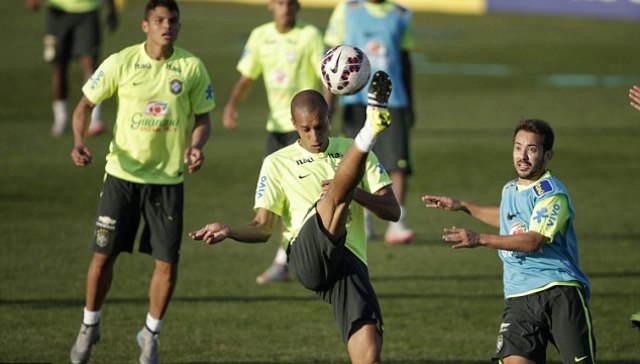 VIDEO: Brazil tích cực tập luyện trước thềm tứ kết Copa America 2015