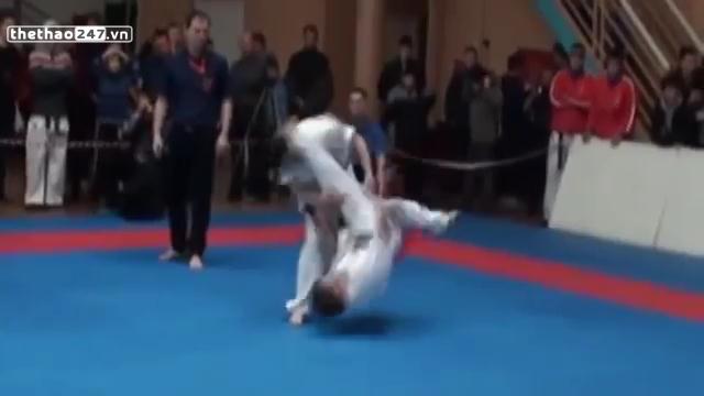 VIDEO: Cú đá khó tin hạ knock out đối phương sau 20s của võ sỹ taekwondo