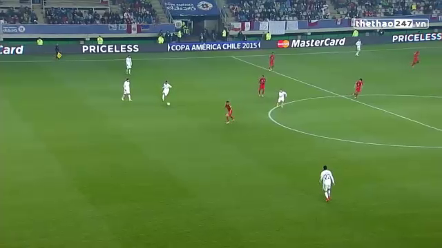 VIDEO: Pha chuyền bóng như bán độ ở tứ kết Copa America 2015