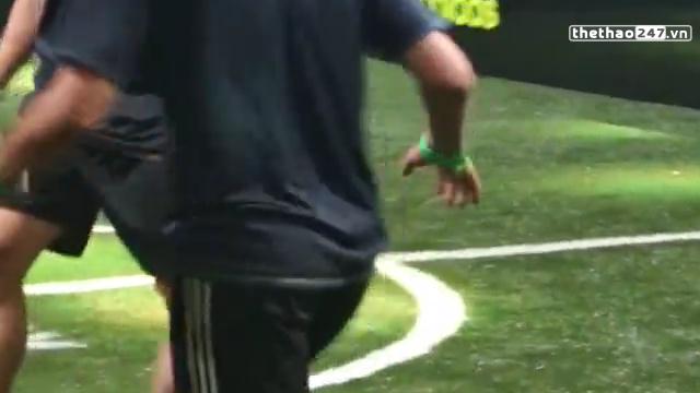 VIDEO: Herrera và Ozil đại chiến freestyle với nhóm SkillTwins
