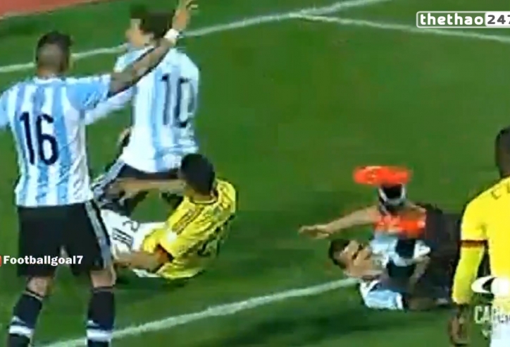 VIDEO: Tình huống cả Messi và Aguero bị đốn ngã trong vòng cấm