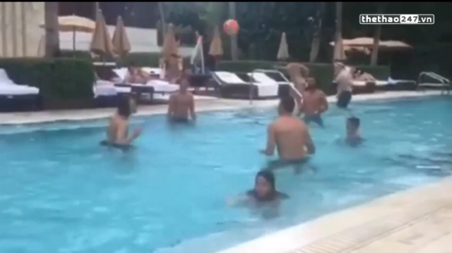 VIDEO: Van Persie, Daley Blind và Pirlo thi tài chơi bóng bằng đầu tại bể bơi