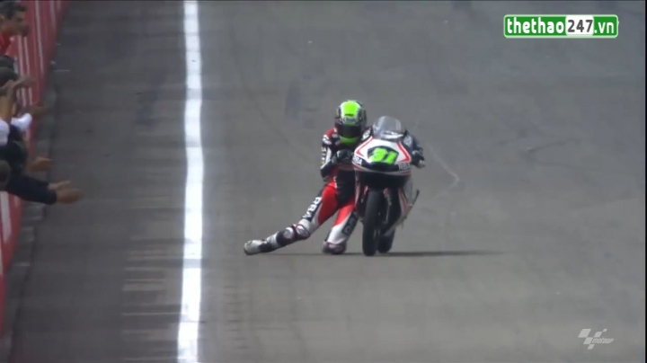 VIDEO: Tình huống lê đầu gối về đích của tay đua MotoGP