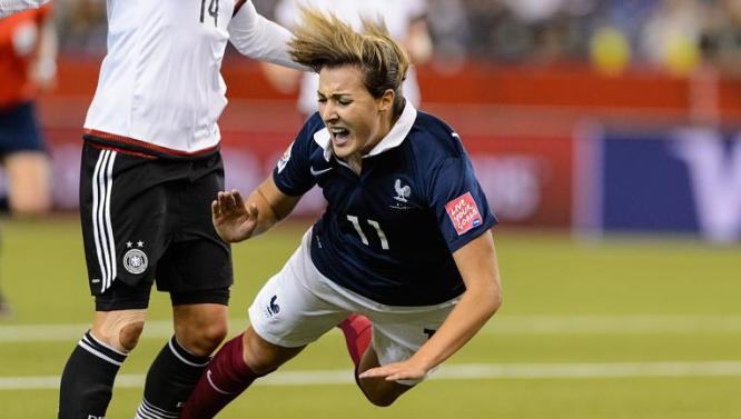 VIDEO: Pha ăn vạ 'đẳng cấp' của nữ cầu thủ Pháp ở World Cup 2015