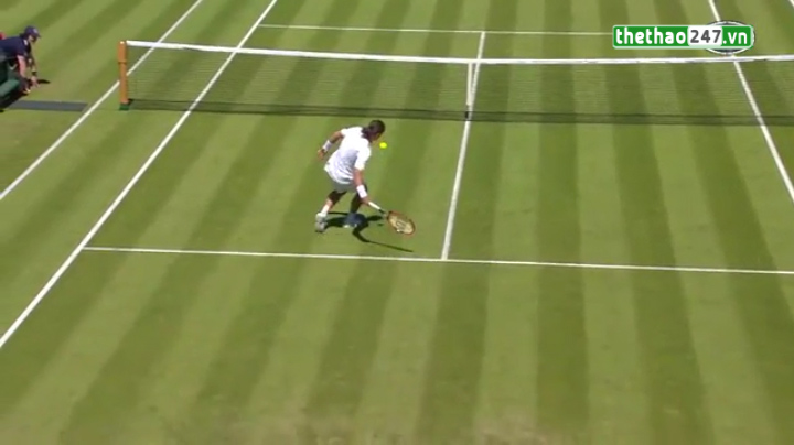 VIDEO: Tay vợt tự đánh bóng vào mặt mình ở giải Wimbledon