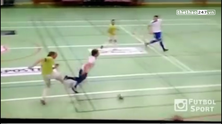 VIDEO: Pha bỏ bóng đá người thô thiển trên sân futsal