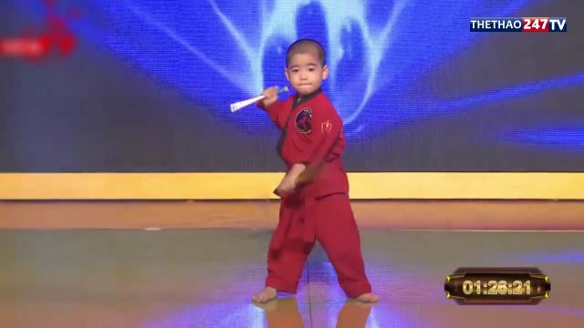 VIDEO: Bài múa côn nhị khúc ấn tượng của thần đồng 5 tuổi Việt Nam