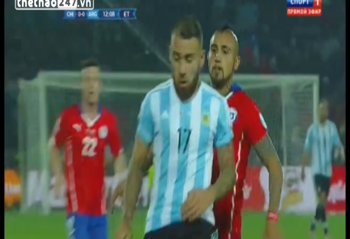 VIDEO: Tình huống chơi cùi chỏ của Arturo Vidal với cầu thủ Argentina