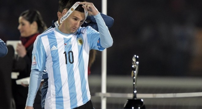 VIDEO: Messi từ chối nhận danh hiệu cầu thủ xuất sắc nhất Copa America 2015