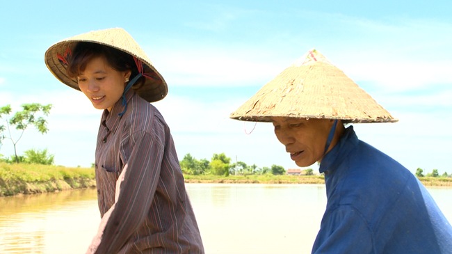 VIDEO: 'Cô gái vàng' của điền kinh Việt Nam về quê làm ruộng