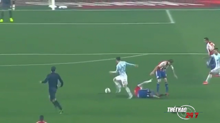 VIDEO: Messi và những pha bóng khiến đối thủ nằm sân