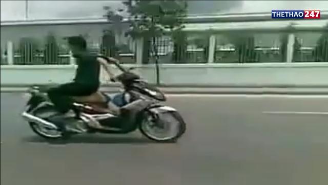 VIDEO: Thót tim với màn đua xe quay lưng cầm lái ở Việt Nam