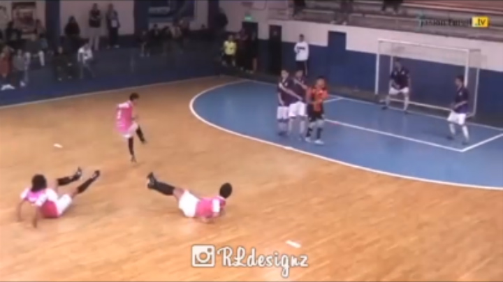 VIDEO: Tình huống dàn xếp đá phạt thông minh trên sân futsal