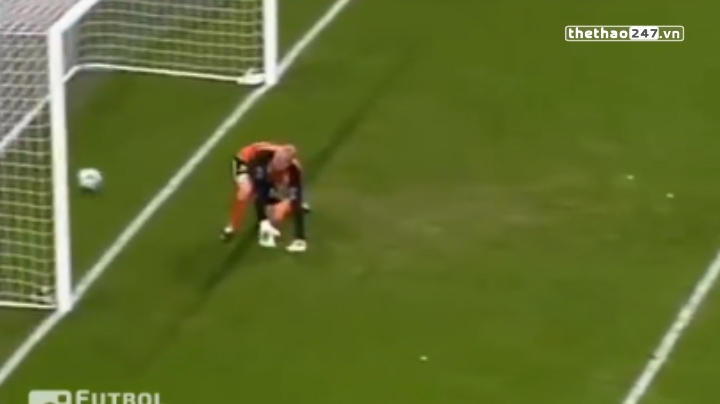 VIDEO: Thủ môn lóng ngóng tự đưa bóng vào lưới nhà