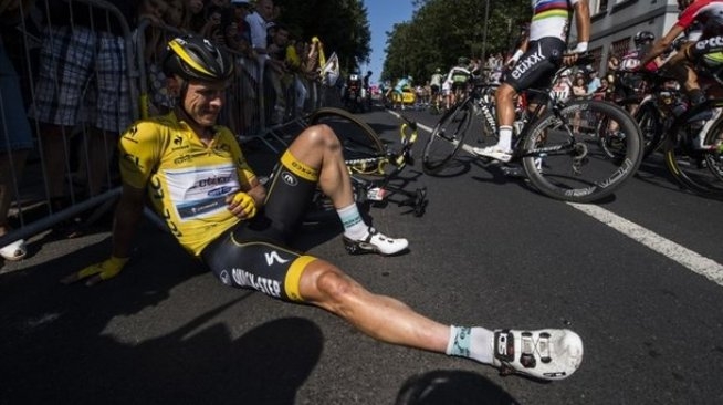VIDEO: Tay đua giữ áo vàng gặp tai nạn kinh hoàng ở Tour de France