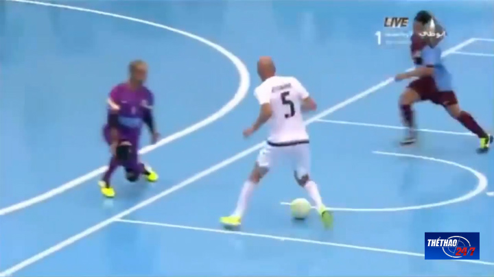 VIDEO: Zidane solo ghi bàn đẹp mắt trên sân futsal
