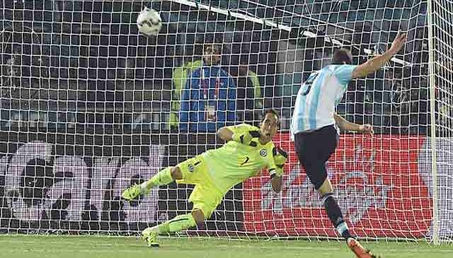 VIDEO: Chế tình huống Higuain sút hỏng 11m tại chung kết Copa America 2015