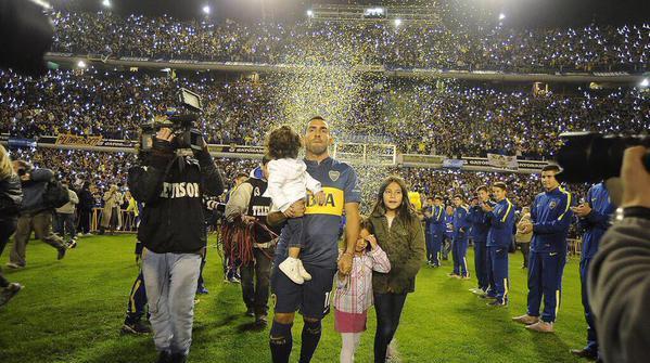 VIDEO: Maradona và 40000 CĐV Boca Juniors chào đón Carlos Tevez trở về