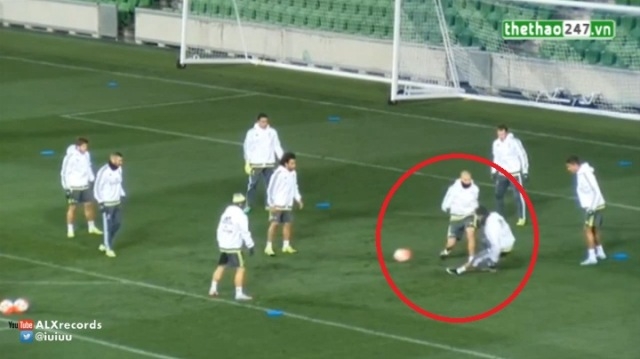 VIDEO: Ronaldo tỏ ra đau đớn sau pha vào bóng của Pepe trong buổi tập