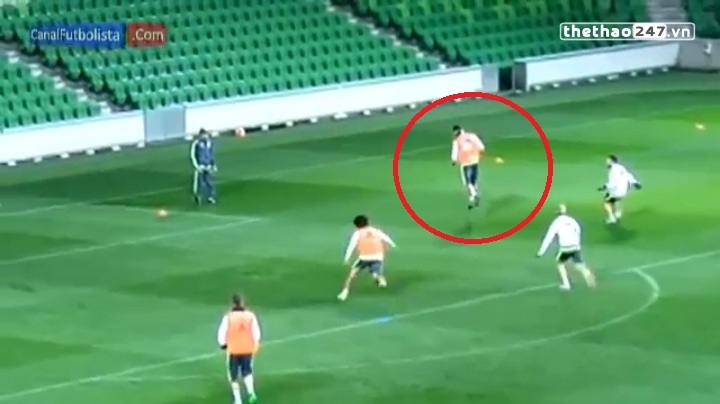 VIDEO: Ronaldo ngẫu hứng chuyền bóng bằng lưng cho đồng đội