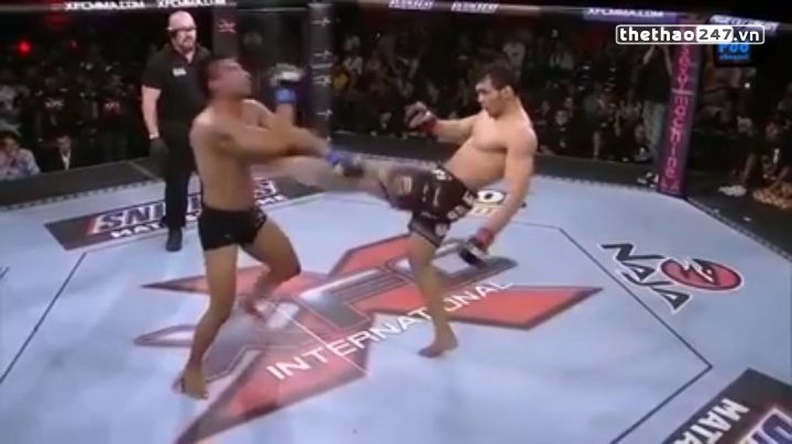VIDEO: Hạ knock-out đối thủ sau 1 cú đá