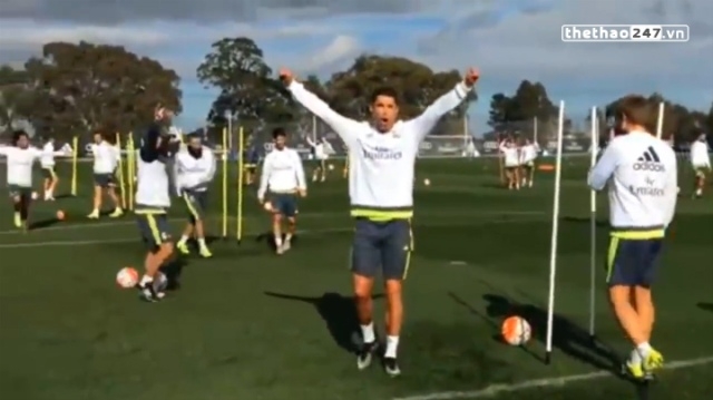 VIDEO: Ronaldo phấn khích sau khi thắng đồng đội trong buổi tập