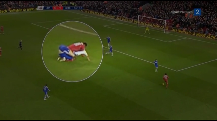 VIDEO: Hình ảnh hài hước khó đỡ của John Terry và Raheem Sterling