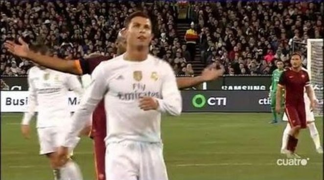 VIDEO: Ronaldo bực phát cáu với Gareth Bale ở trận gặp Roma