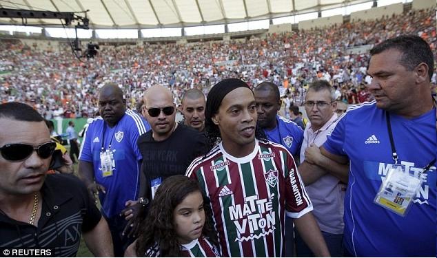 VIDEO: Hàng vạn CĐV chào đón Ronaldinho trong lễ ra mắt CLB mới