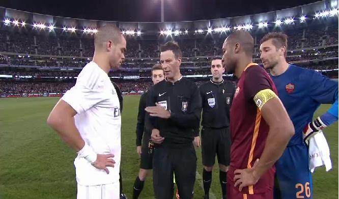 VIDEO: Cựu sao Barca từ chối bắt tay Pepe ở trận giao hữu Real - Roma