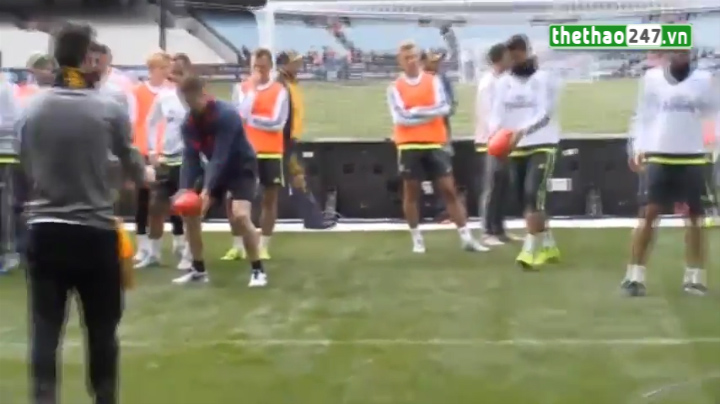 VIDEO: Sao Real Madrid đá bóng bầu dục trong buổi tập